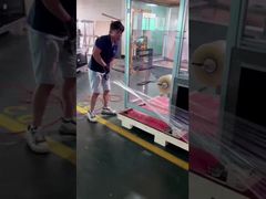 Máquina de envoltura de película de estiramiento firme antes de empacar la caja de madera
