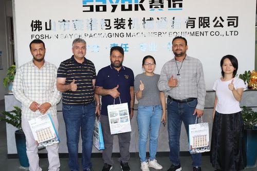 Últimas noticias de la empresa sobre Bienvenidos a los clientes de Yemen para visitar la máquina de toallitas húmedas