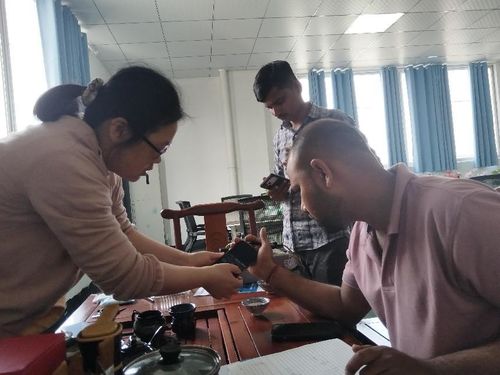 Últimas noticias de la empresa sobre El Sr. Anmol Kumar visitando la máquina de toallitas húmedas