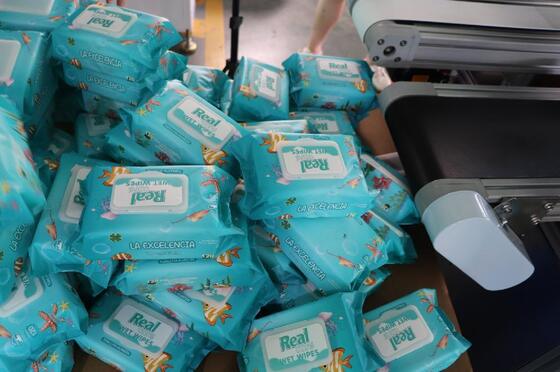 Good price Máquina de embalaje de toallitas húmedas duradera Equipada con un sistema de control avanzado que garantiza un embalaje preciso y un funcionamiento sin problemas en línea