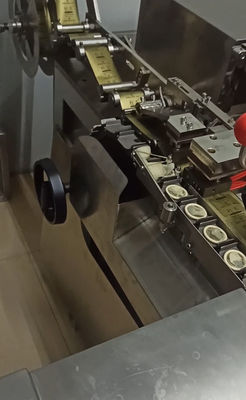 Máquina de embalaje de preservativos de precisión de papel de aluminio pequeño con sistema de inspección