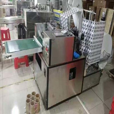 Máquina de embalaje de sellado de cuatro lados con accionamiento mecánico 220V 5KW 6 carriles Producción de hisopos de alcohol