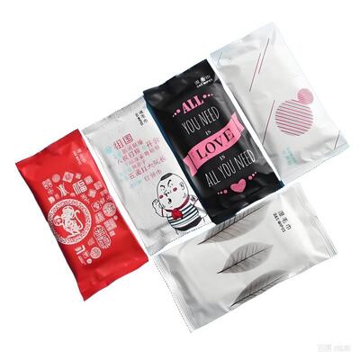 Máquina compacta para fabricar y empacar toallas de enfriamiento individuales, perfecta para uso en hoteles y restaurantes.